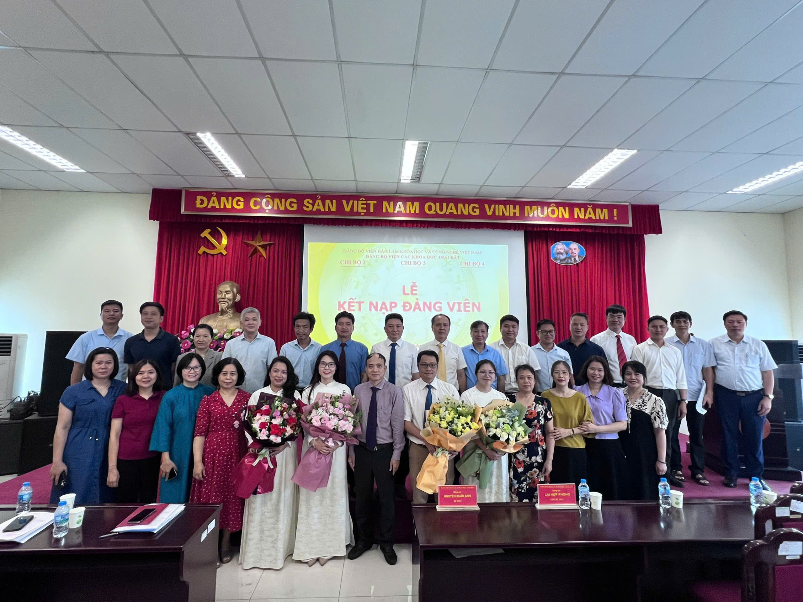 Lễ kết nạp Đảng viên mới – Đảng bộ Viện Các Khoa học Trái đất